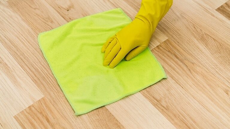 COVER Cleaning vinyl floor with a microfiber cloth