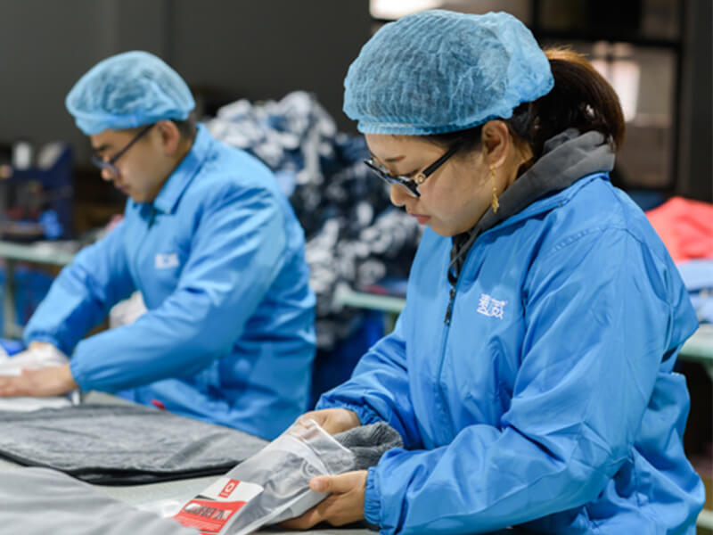 Manywell employees are packaging microfiber towels.