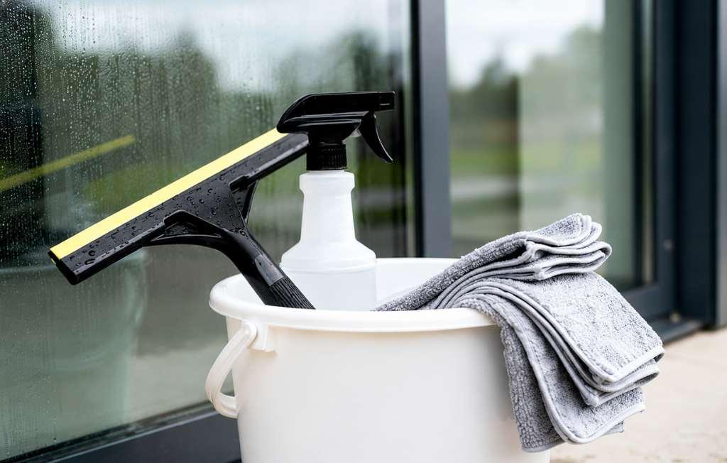 cleaning glass with microfiber cloth