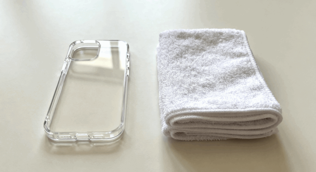 Next to the transparent phone case lies a set of ultra-fine fiber towels.